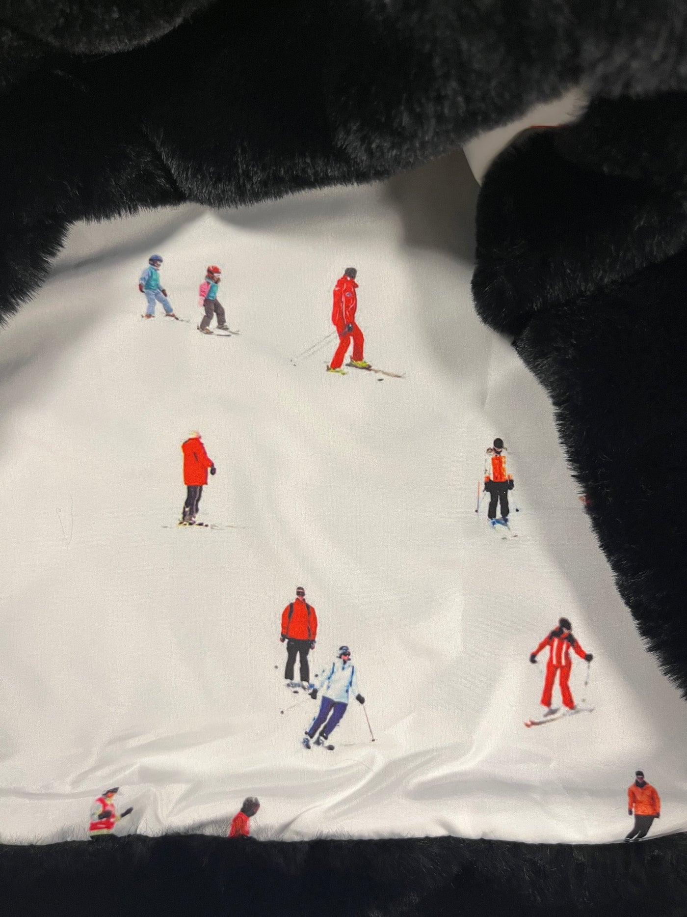 Jacke mit Kapuze in schwarzem Kunstfell