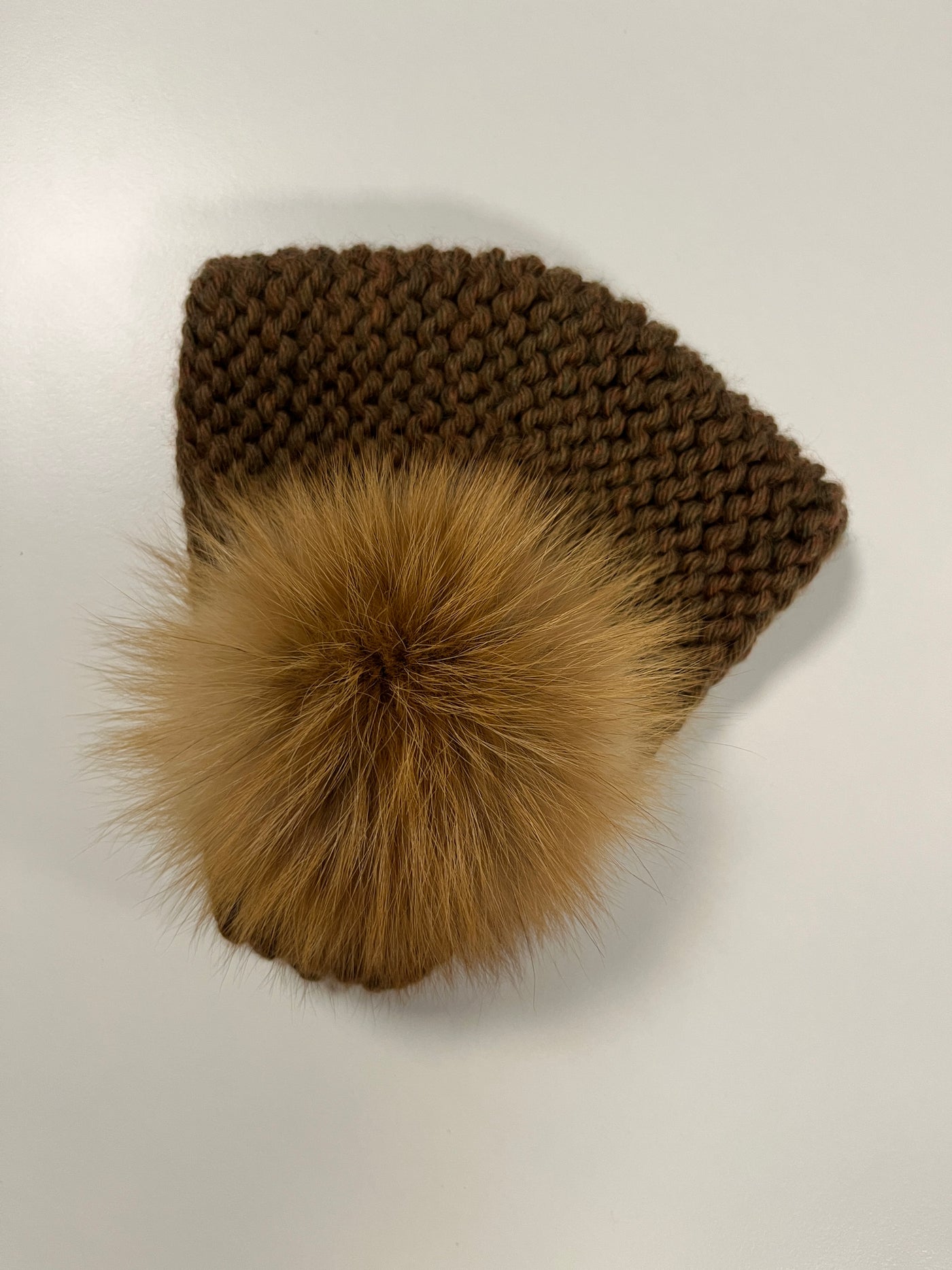 Beanie aus Kaschmir mit Pom Pom in Cognac Braun