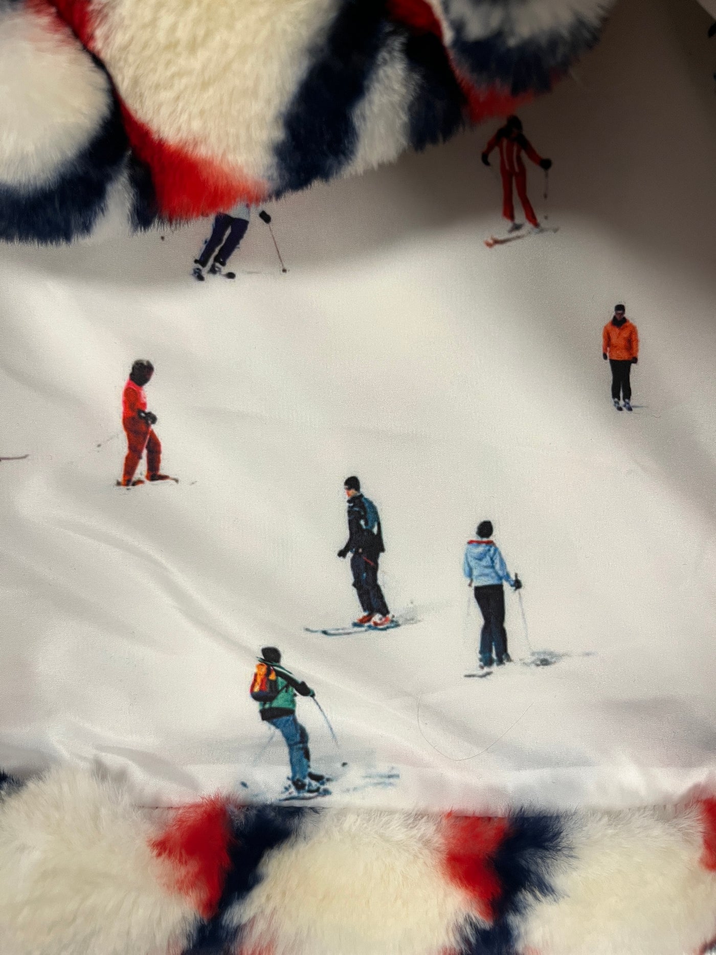 Jacke mit Kapuze in mehrfarbigen Kunstfell