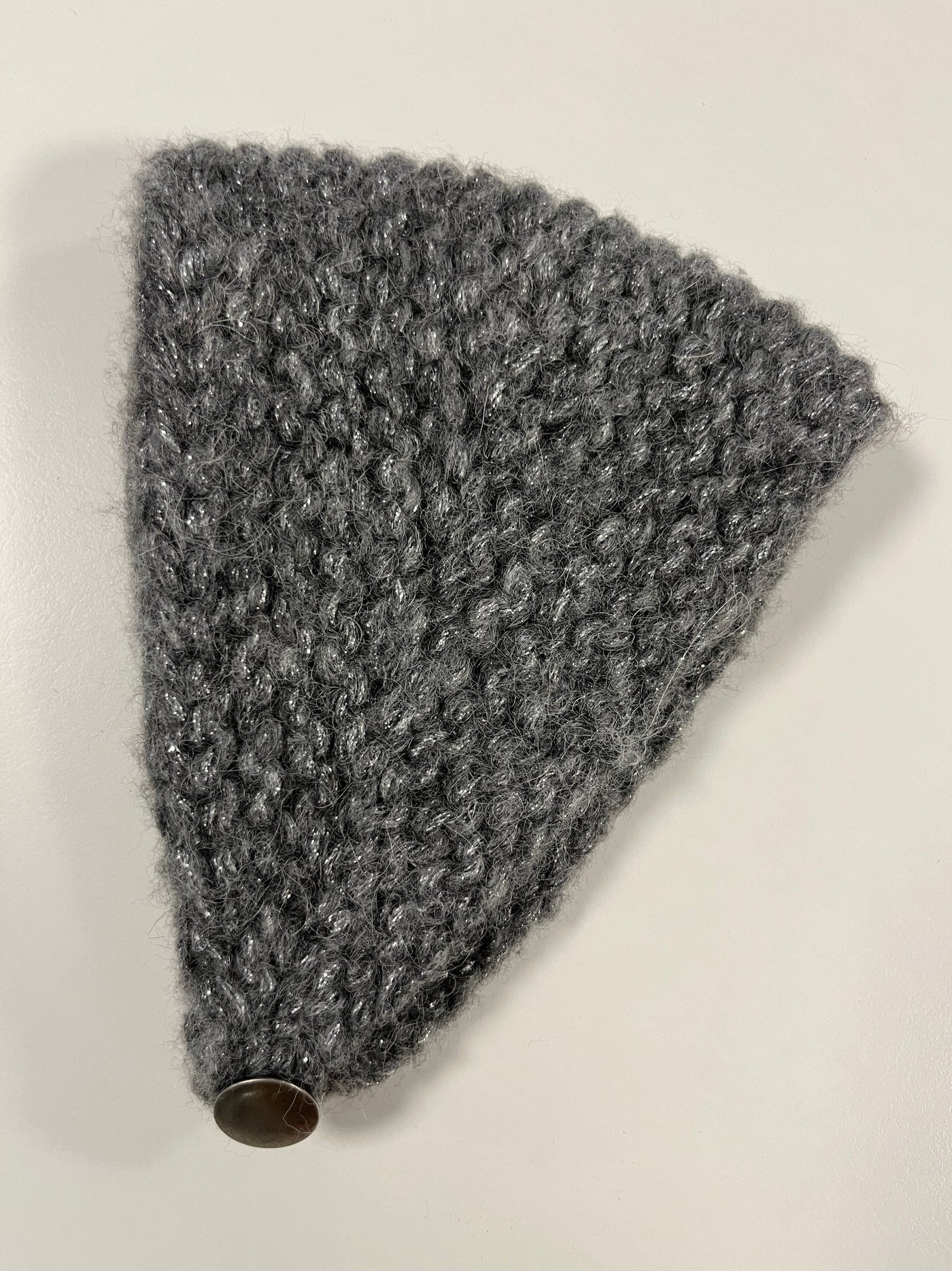 Graues Kaschmir-Beanie mit Swarovski Kristallen als Schneeflocken