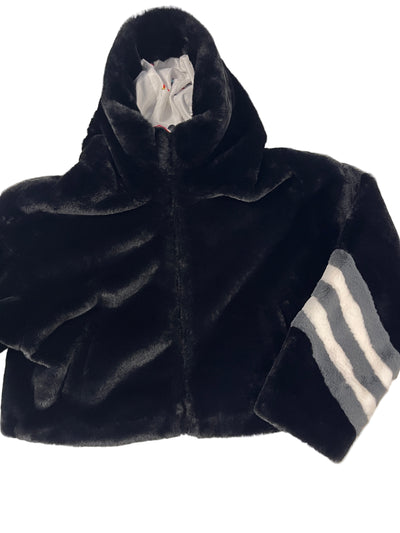 Jacke mit Kapuze in schwarzem Kunstfell