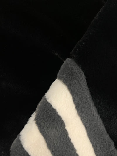 Jacke mit Kapuze in schwarzem Kunstfell