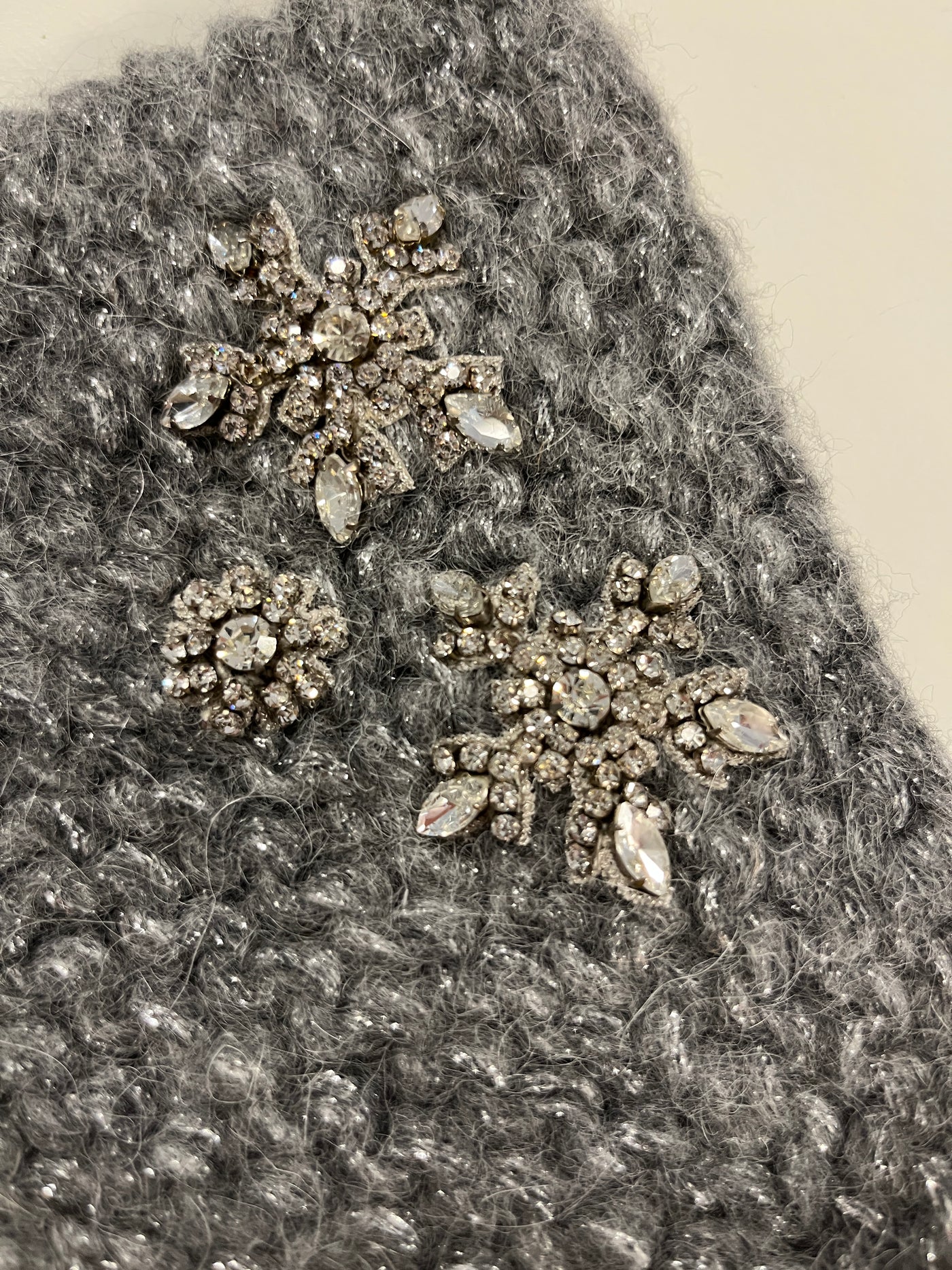 Graues Kaschmir-Beanie mit Swarovski Kristallen als Schneeflocken