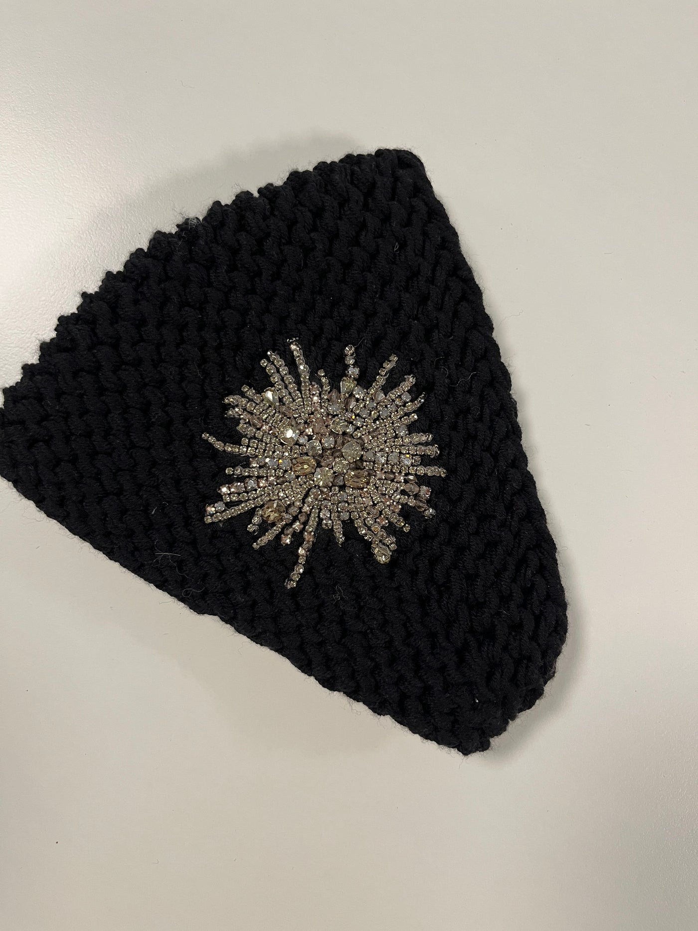 Beanie aus schwarzem Kaschmir mit Swarovski Kristallen als Schneeflocke