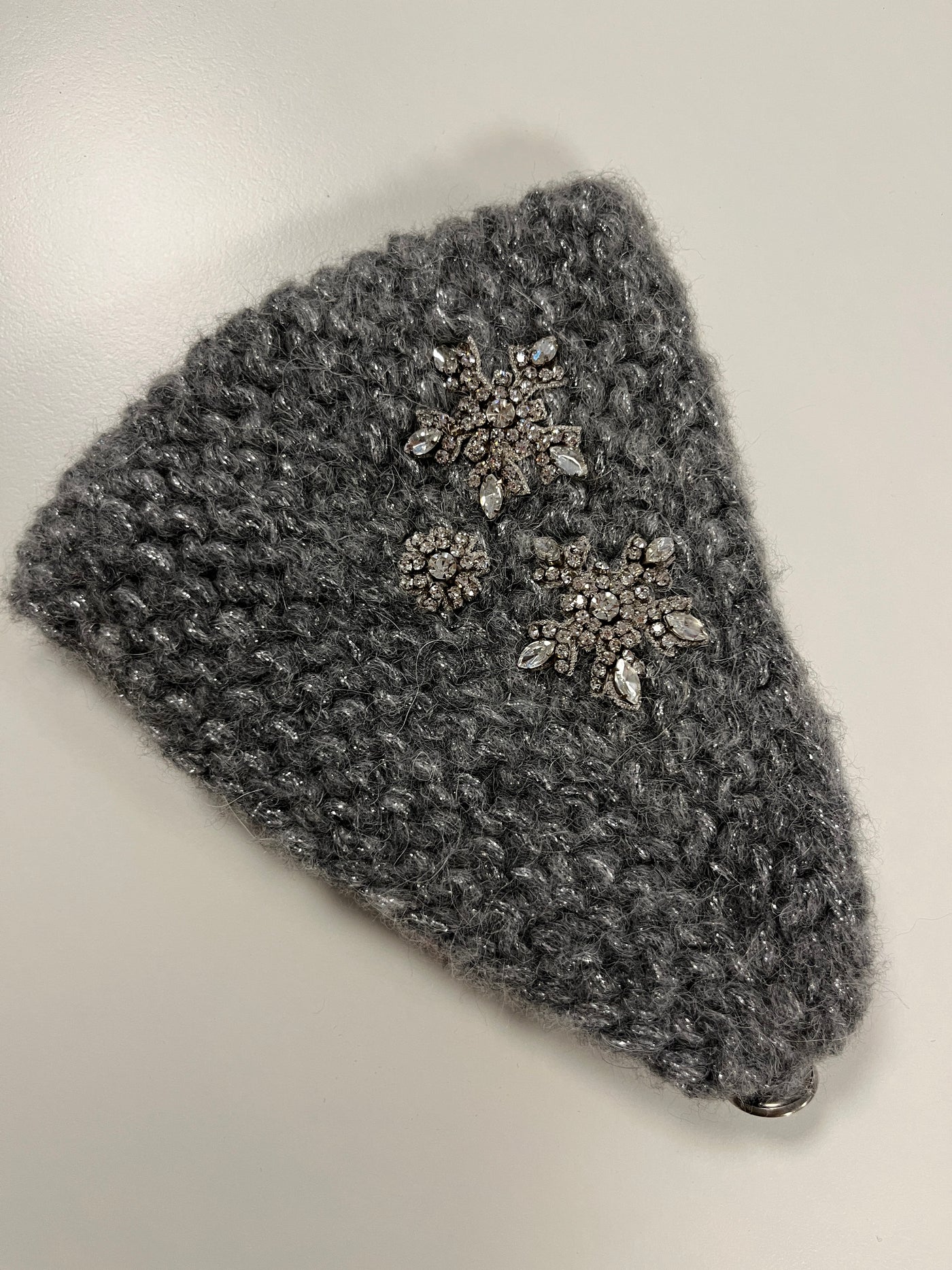 Graues Kaschmir-Beanie mit Swarovski Kristallen als Schneeflocken