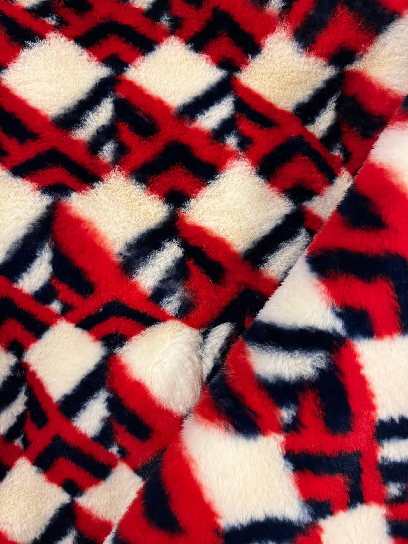 Jacke mit Kapuze in mehrfarbigen Kunstfell