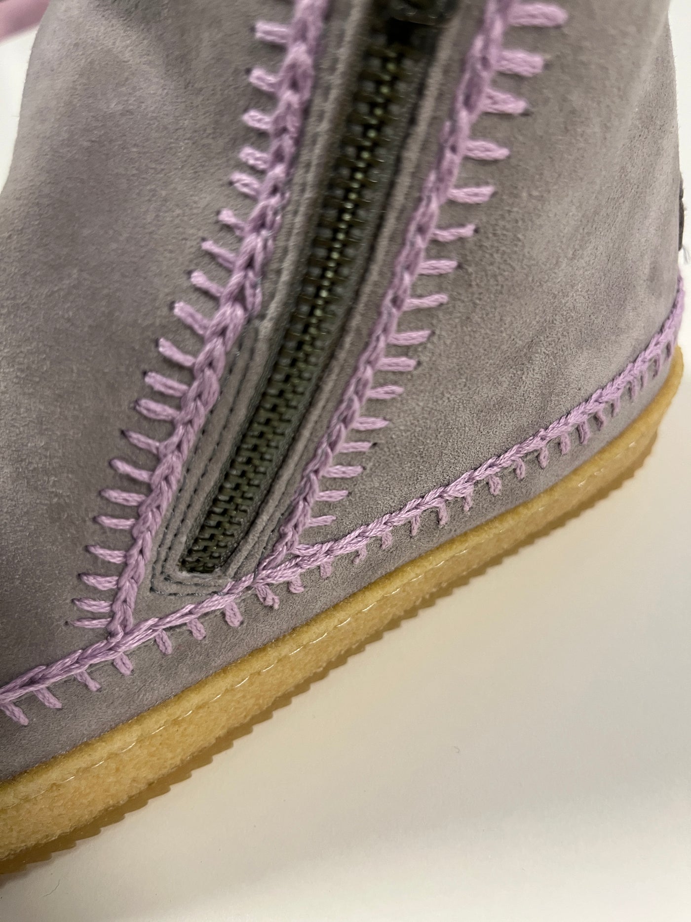 Setsu Crochet Stiefelette mit Reißverschluss, grau