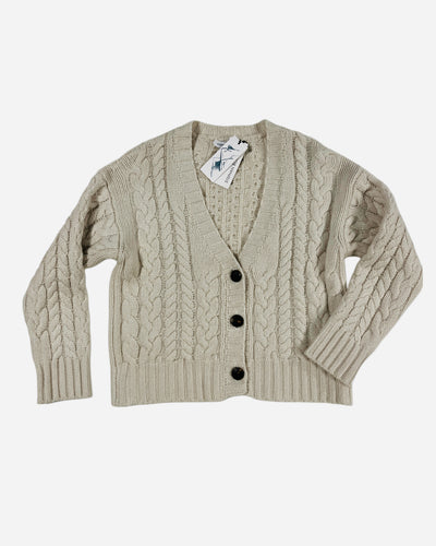 Kaschmir Strickjacke in Weiss mit einem Zopfmuster auf weissem Hintergrund von Stephan Boya