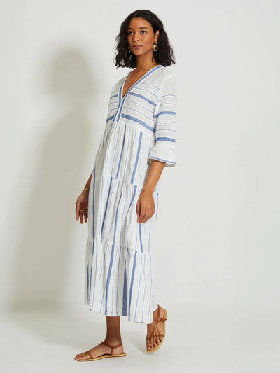 HAWI Flutter Maxi Kleid erhältlich in Weiss/Pink (hier abgebildet in Weiss/blau)