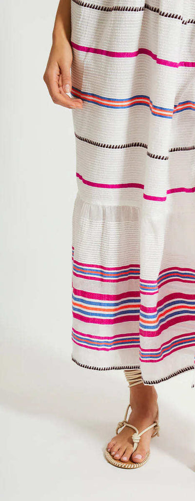 HAWI Flutter Maxi Kleid erhältlich in Weiss/Pink (hier abgebildet in Weiss/blau)