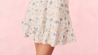 Luftiger Sommerrock mit zarten Blumen, Spitzenakzenten und elastischem, gesmoktem Bund.