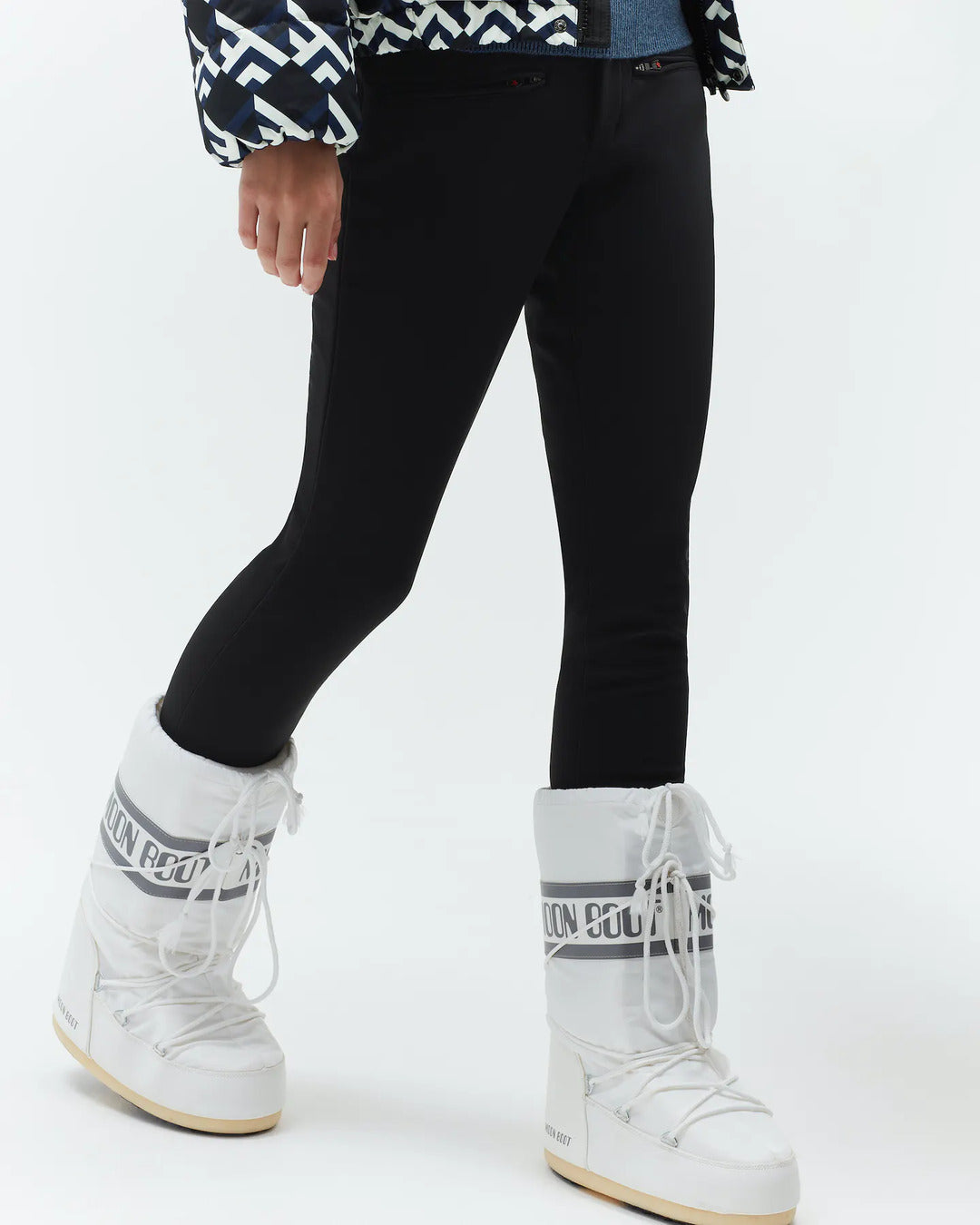 Schmal geschnittene Damen-Skihose in elegantem Schwarz von Perfect Moment – funktional, figurbetont und perfekt für stilvolle Tage auf der Piste