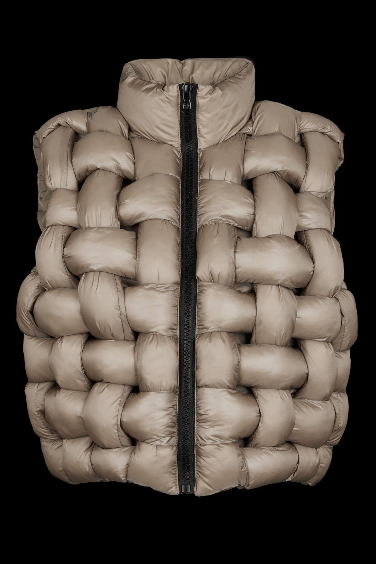 Kurze Weste ‚Sophie‘ von Canadian Classic aus 100 % Nylon mit Wechsel aus glänzenden und matten Partien für einen gewebten Look, leichte Polsterung und ärmelloses Design