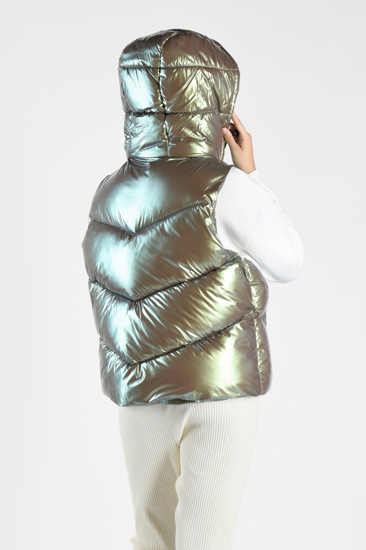 Designer-Daunenweste von Canadian Classic in metallic glänzendem Bronze-Olive aus recyceltem Material – moderner, edler Winterlook