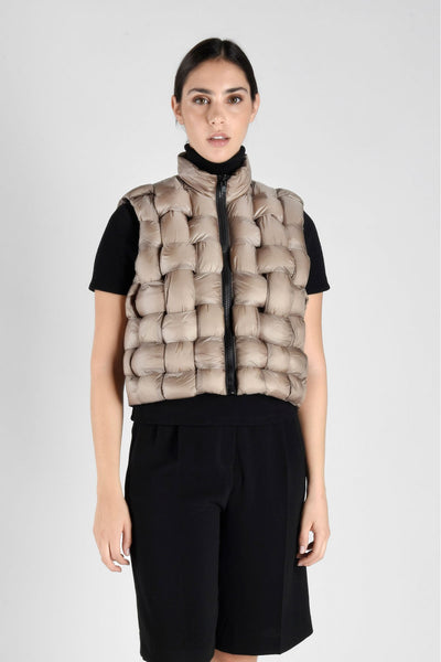 Kurze Weste ‚Sophie‘ von Canadian Classic in gewebter Optik aus glänzendem und mattem Nylon, mit leichter Polyesterfüllung – perfekte zusätzliche Kleidungsschicht für jeden Tag