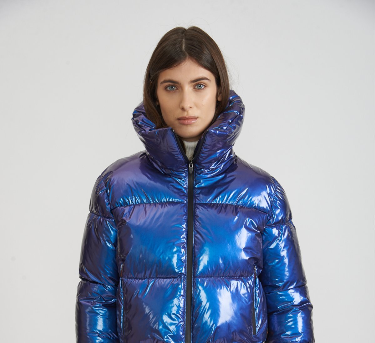 Leuchtende, hochglänzende blaue Daunenjacke von Canadian aus hochwertigem, reflektierendem Material – ideal für exklusive Winterlooks