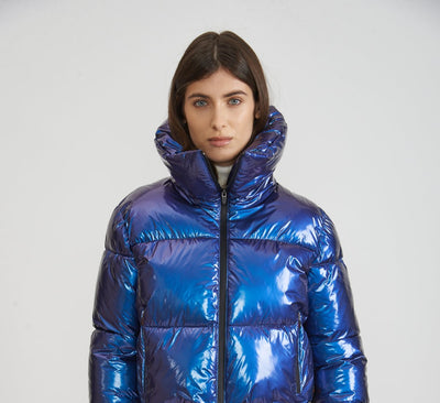 Leuchtende, hochglänzende blaue Daunenjacke von Canadian aus hochwertigem, reflektierendem Material – ideal für exklusive Winterlooks