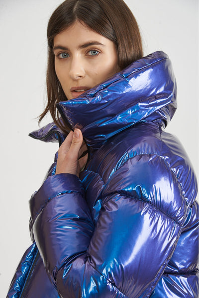 Glänzende blaue Daunenjacke der Marke Canadian mit lichtreflektierendem, leuchtendem Finish – hochwertige, luxuriöse Winterjacke für kalte Temperaturen