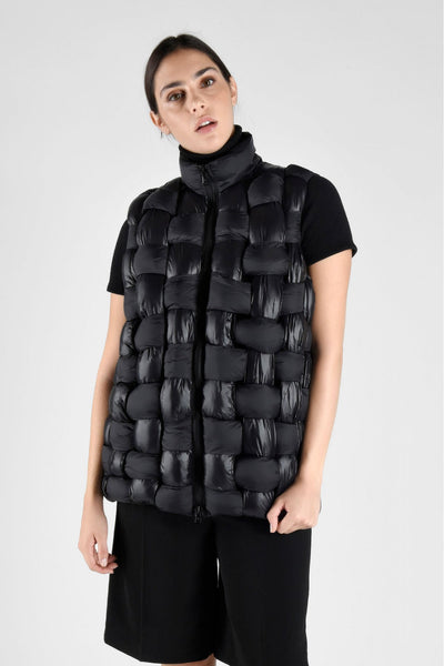 Lange Nylonweste mit weicher Polyesterwattierung in Flicht-Optik, leicht, warm und atmungsaktiv – ideal als schützende Layering-Option für kalte Tage