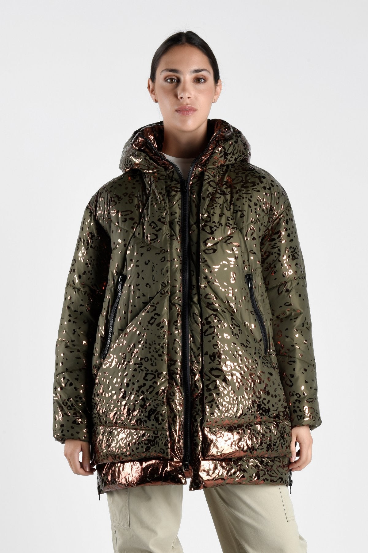 Metallic glänzende, lang geschnittene Manteljacke von Canadian mit markantem Tierprint, Kapuze, hohem Kragen und funktionellen Reißverschlusstaschen – ausgefallenes Designerstück für kühle Tage