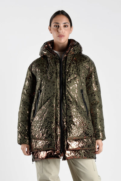 Metallic glänzende, lang geschnittene Manteljacke von Canadian mit markantem Tierprint, Kapuze, hohem Kragen und funktionellen Reißverschlusstaschen – ausgefallenes Designerstück für kühle Tage