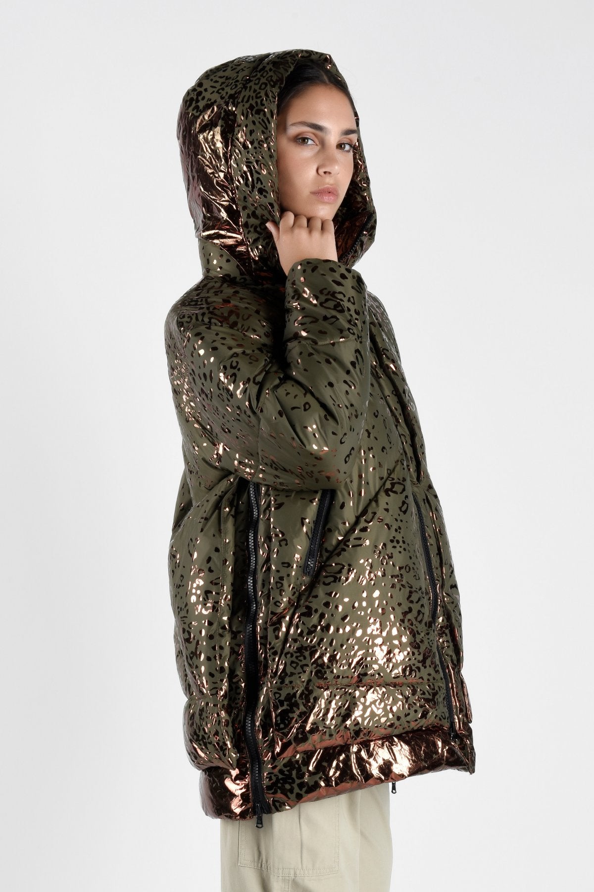 Ausgefallene lange Jacke con Canadian Classics mit metallischer Oberfläche und Tierprint, Kapuze und hohem Kragen – modischer Allrounder für Jeans-Looks oder elegante Outfits