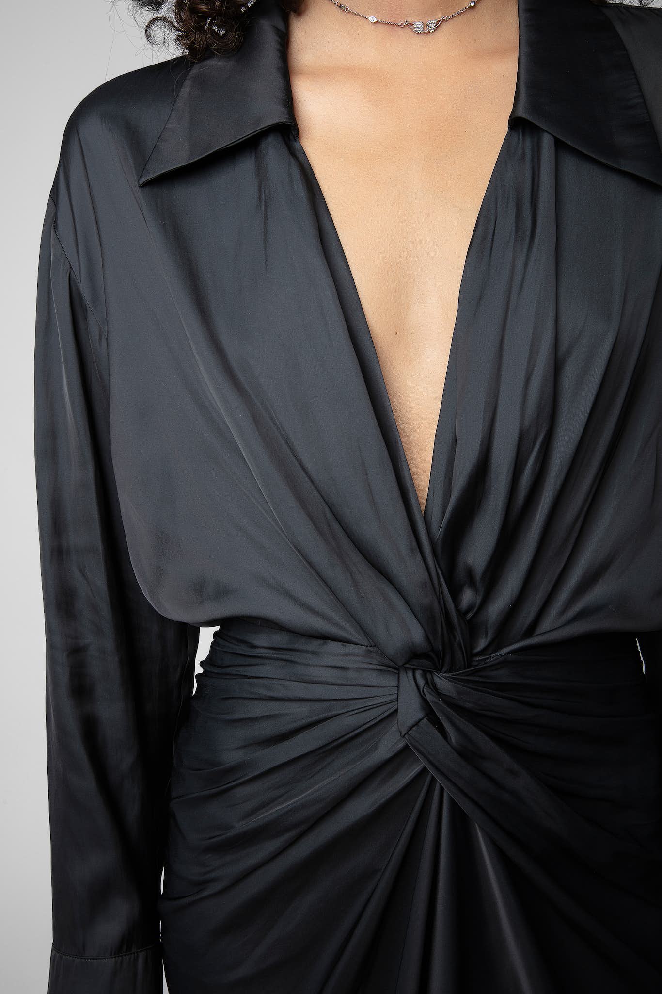 Elegantes halblanges schwarzes Kleid von Zadig & Voltaire mit Drapierung und Rückenverschluss.