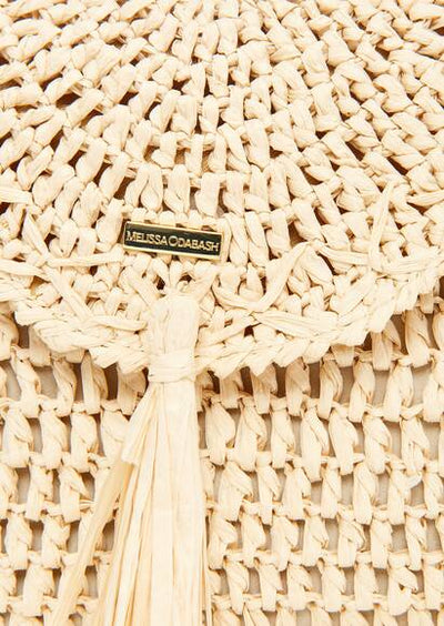 Strohclutch mit bunten Bommeln, handlich und stilvoll – perfekt für sonnige Urlaubstage