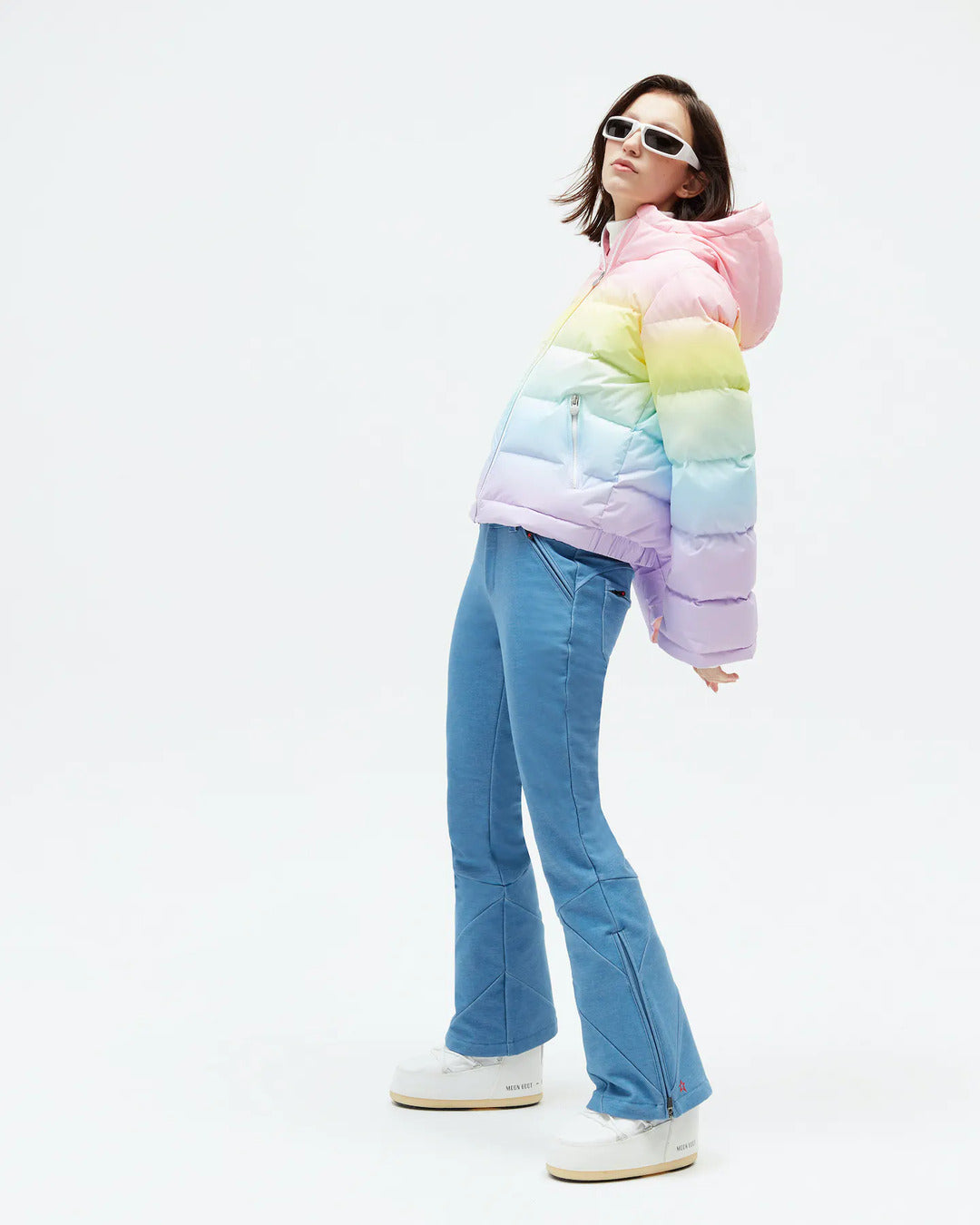 Pastellfarbene Polar Flare Daunenjacke für Damen von Perfect Moment – warme, stylische Skijacke mit taillierter Silhouette und ikonischem Retro-Design