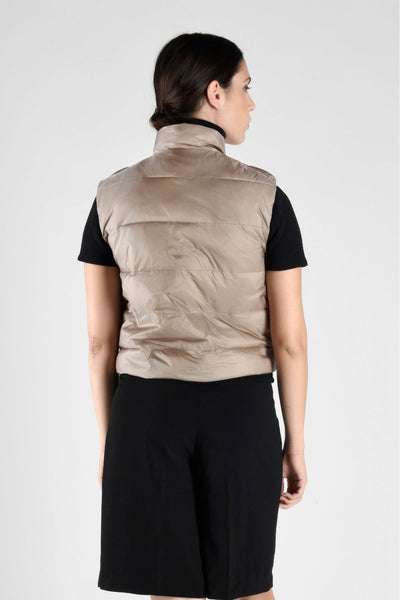 Kurze, ultrafeminine Weste ‚Sophie‘ von Canadian Classic in gewebter Matt-Optik – vielseitiger Layer für Skinny-Jeans oder weite Hosenbeine