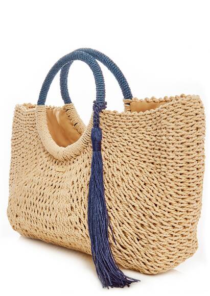 Strandtasche „Sorrento“ von Melissa Odabash aus Naturmaterial mit blauen Akzenten und verspielten Bommeln – stilvolles Accessoire für luxuriöse Strandtage