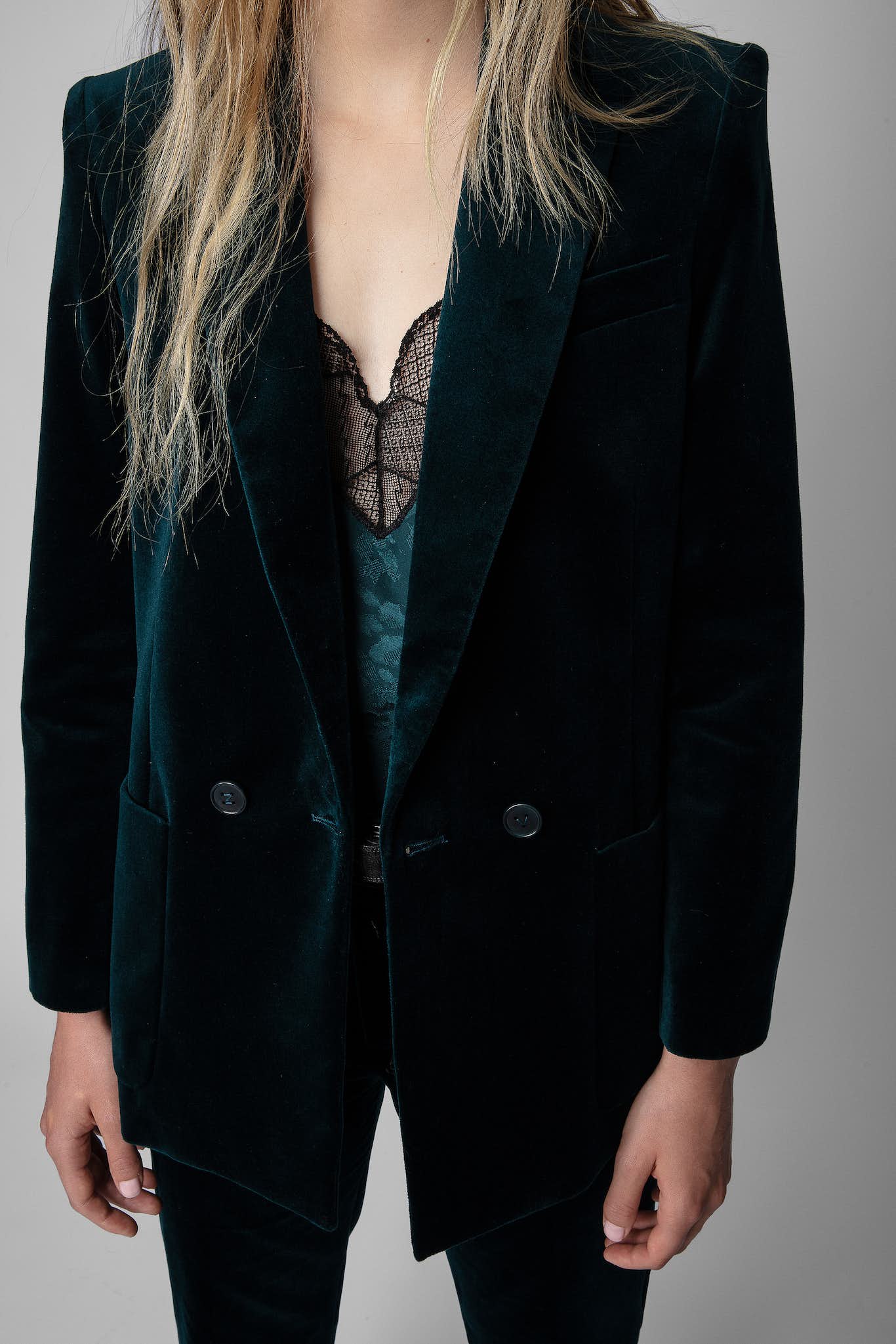 Grüne Damen-Samtjacke von Zadig & Voltaire mit Schulterpolstern und strukturiertem Chic.