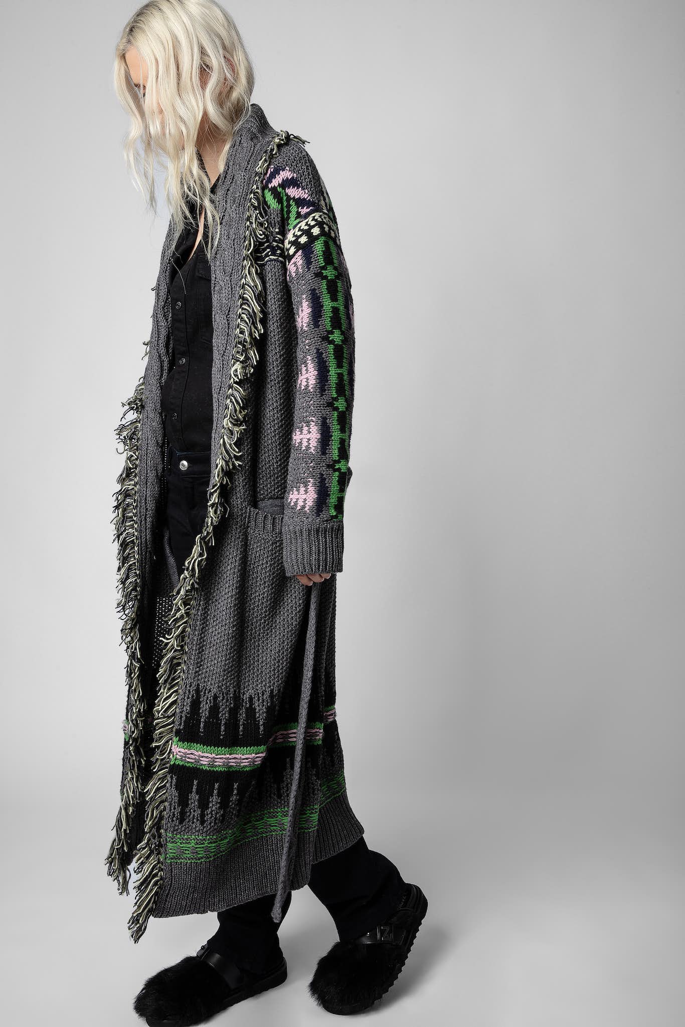 Anthrazitfarbener Damenmantel aus Wollgemsich von Zadig & Voltaire mit Fransen und bunten Motiven. 