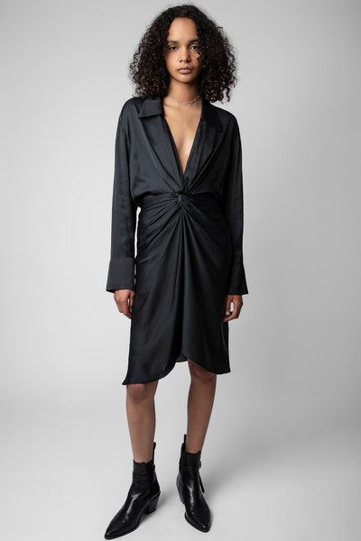 Halblanges schwarzes Satin-Kleid Rozo von Zadig & Voltaire mit Drapierung an der Taille und tiefem Ausschnitt.