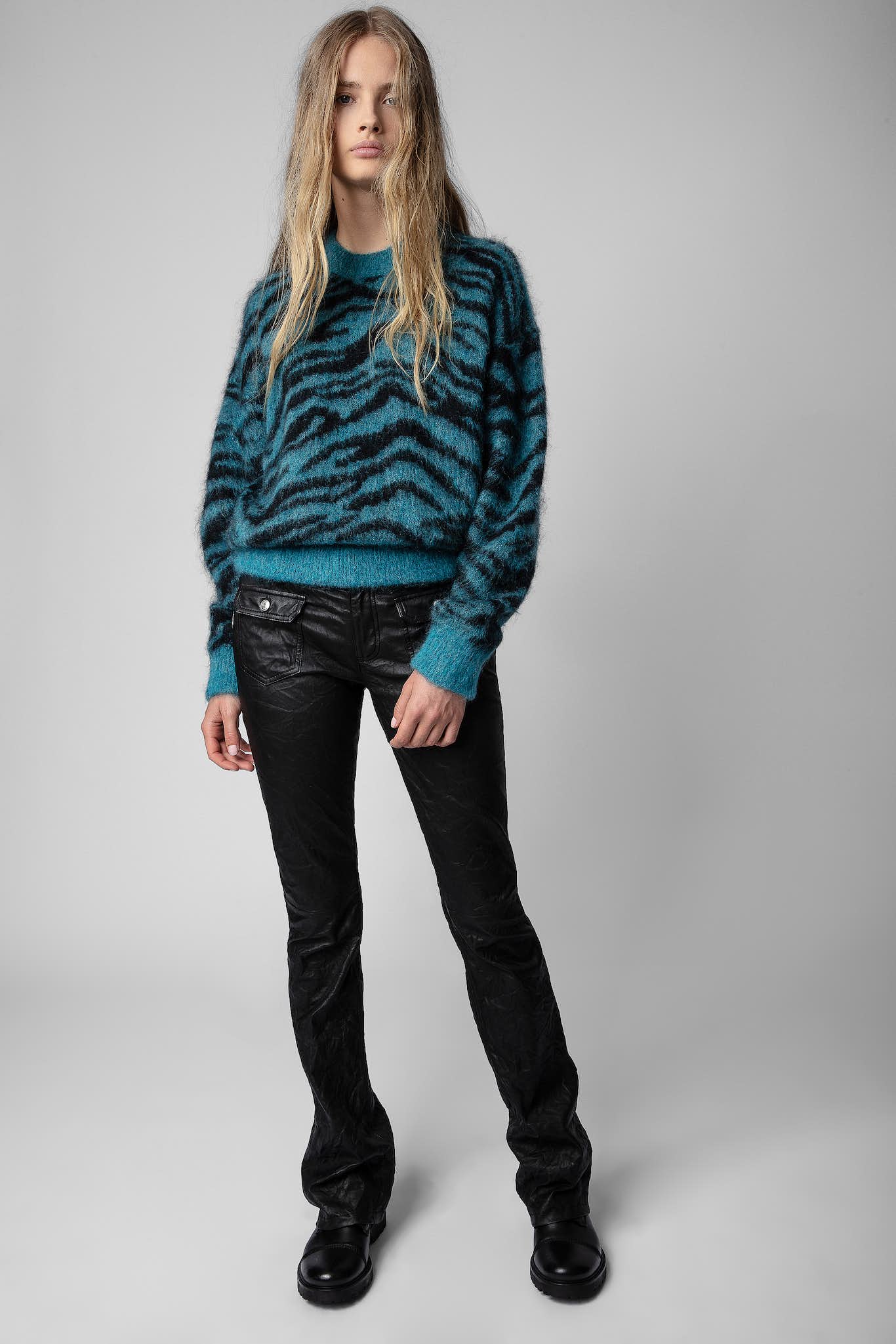 Gestrickter Damenpullover von Zadig & Voltaire in Blau mit trendigem Tigerprint.