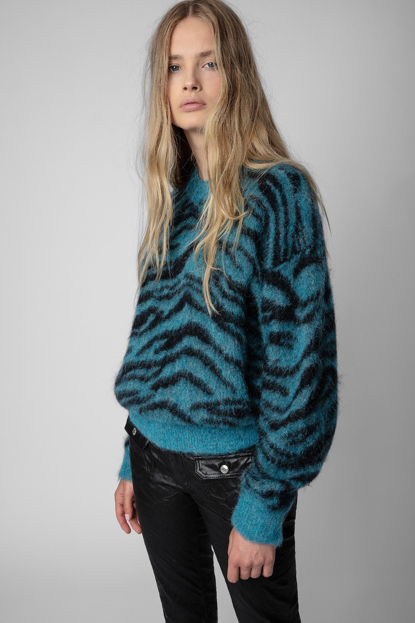 Blauer gestrickter Pullover Rita Tiger von Zadig & Voltaire mit Tigerprint und Rundhalsausschnitt.