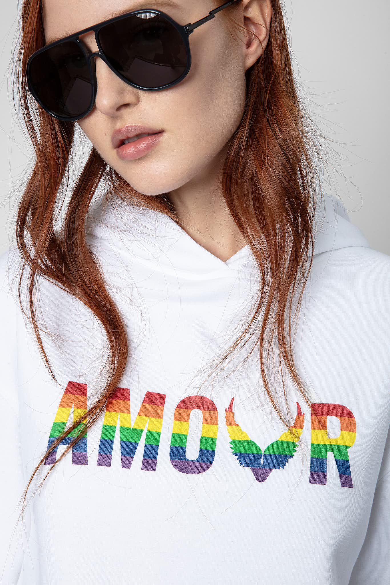 Damen-Sweatshirt aus weißer Baumwolle von Zadig & Voltaire mit buntem Amour-Motiv in Regenbogenfarben.