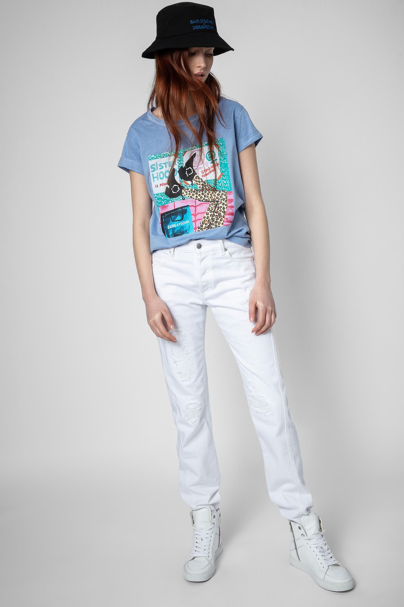 Damen-T-Shirt von Madig & Voltaire in Oxford Blue mit Rundhals und violettem Band of Sisters Frontprint.