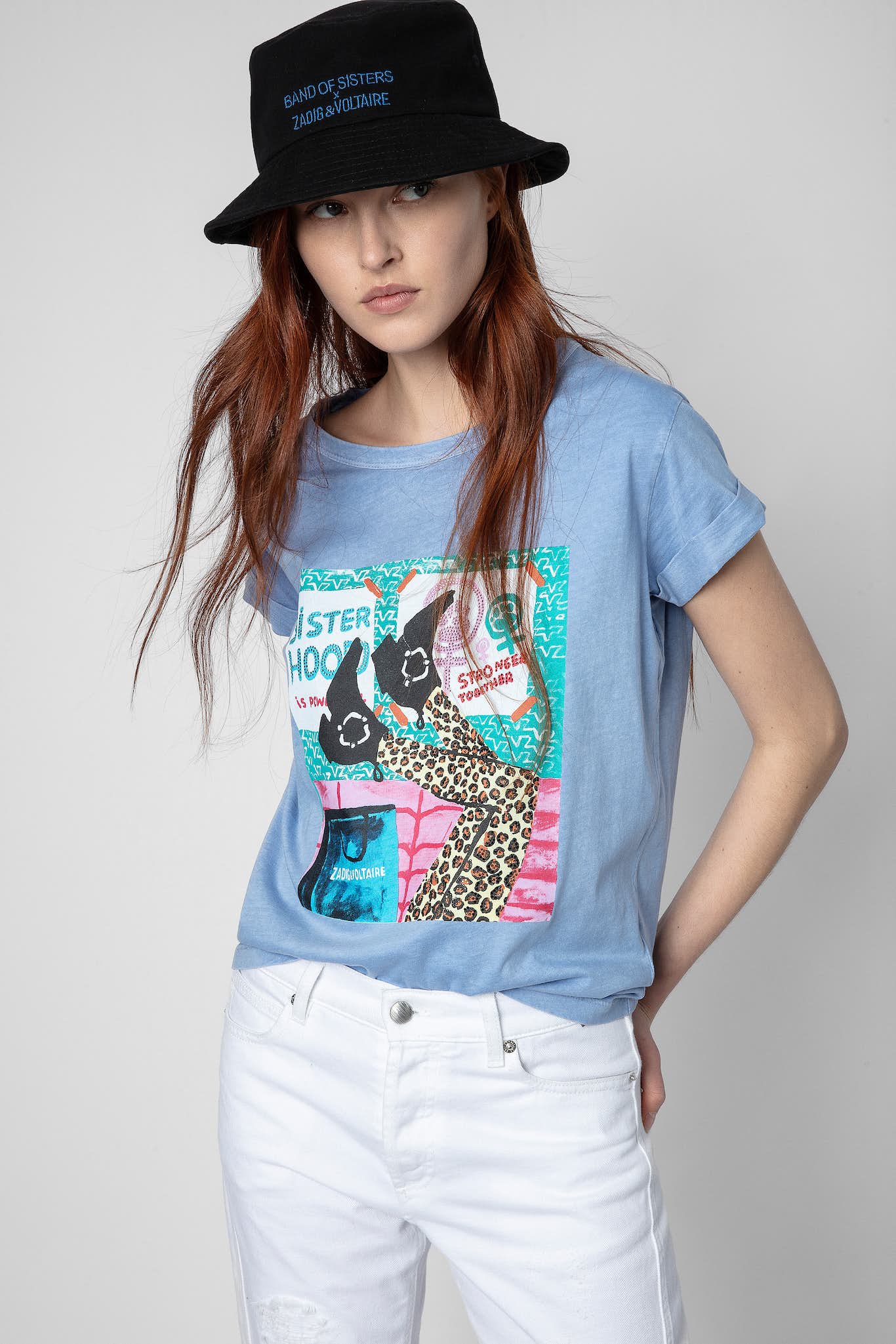 Himmelblaues Bio-Baumwoll-T-Shirt mit exklusivem Shoes-Print der Zadig Sisters Kollektion.