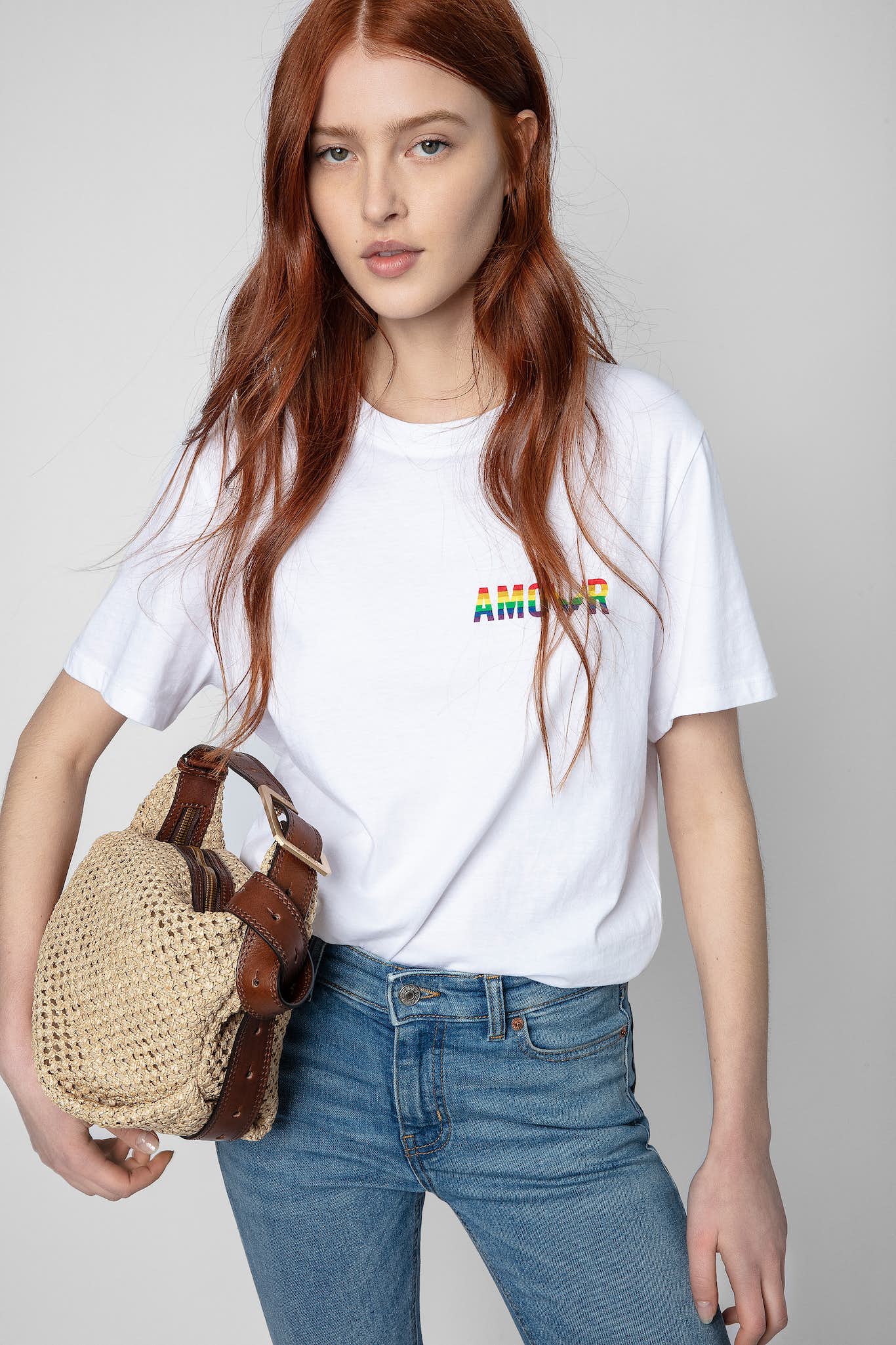 Weißes Bio-Baumwoll-T-Shirt mit mehrfarbigem Amour-Print vorn und hinten.