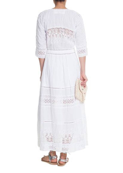 Romantisches schwarzes Kleid aus Baumwolle mit Spitzeneinsätzen, kurzen Ärmeln und Knopfleiste.