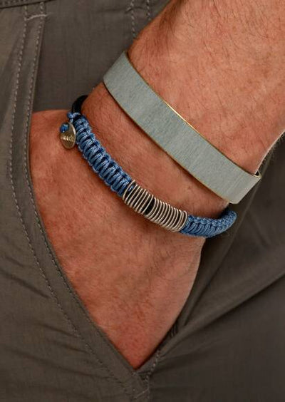 Geflochtenes Armband mit blauer Kordel